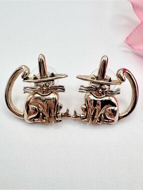 MJ Cat Witch Earrings Sitting Cat Wearing Witch Hat And Boots Silver Tone Signed